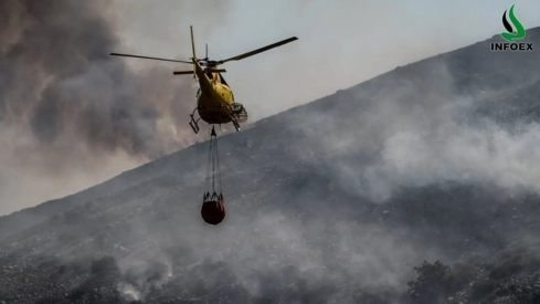 Labores de extinción ayer por la tarde en Tornavacas. / INFOEX Labores de extinción ayer por la tarde en Tornavacas. / INFOEX