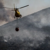 Labores de extinción ayer por la tarde en Tornavacas. / INFOEX