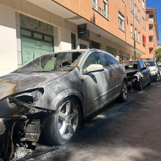 Dos vehículos incendiados la pasada noche en la calle Museo mientras estaban estacionados. / LP Dos vehículos incendiados la pasada noche en la calle Museo mientras estaban estacionados. / LP