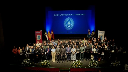Acto celebrado en el Teatro López de Ayala de Badajoz, donde se han entregado 25 medallas, 13 felicitaciones, 20 diplomas y 16 reconocimientos. / CEDIDA Acto celebrado en el Teatro López de Ayala de Badajoz, donde se han entregado 25 medallas, 13 felicitaciones, 20 diplomas y 16 reconocimientos. / CEDIDA