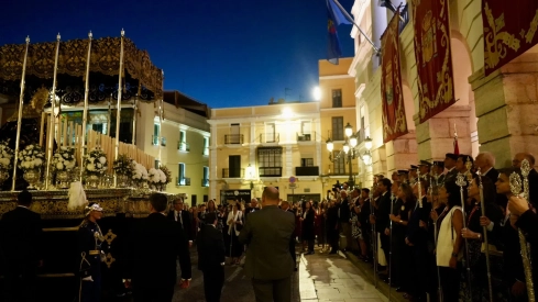 Procesión de la Soledad en su paso por el Palacio Municipal de Badajoz este martes. / Aytobadajoz Procesión de la Soledad en su paso por el Palacio Municipal de Badajoz este martes. / Aytobadajoz