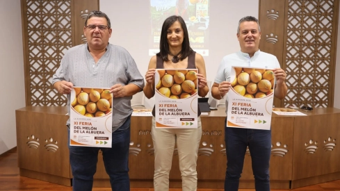 La diputada Ana Belén Valls; el alcalde de La Albuera, Manuel Antonio Díaz; y el concejal de Desarrollo Local, Julio Macho. / LP La diputada Ana Belén Valls; el alcalde de La Albuera, Manuel Antonio Díaz; y el concejal de Desarrollo Local, Julio Macho. / LP