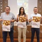 La diputada Ana Belén Valls; el alcalde de La Albuera, Manuel Antonio Díaz; y el concejal de Desarrollo Local, Julio Macho. / LP La diputada Ana Belén Valls; el alcalde de La Albuera, Manuel Antonio Díaz; y el concejal de Desarrollo Local, Julio Macho. / LP