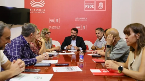 El secretario general del PSOE de Extremadura, Álvaro Sánchez Cotrina, se reunió este miércoles con representantes de CSIF, CCOO y UGT. / LP El secretario general del PSOE de Extremadura, Álvaro Sánchez Cotrina, se reunió este miércoles con representantes de CSIF, CCOO y UGT. / LP