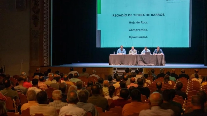 Público asistente esta tarde en Almendralejo a la presentación del proyecto. / LP Público asistente esta tarde en Almendralejo a la presentación del proyecto. / LP