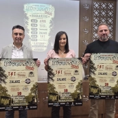 La diputada del Área de Desarrollo Rural, Ana Belén Valls, el alcalde de Puebla de la Calzada y vicepresidente Juan María Delfa, y José Ramón Samada, miembro de la junta directiva de Diversity. / LP La diputada del Área de Desarrollo Rural, Ana Belén Valls, el alcalde de Puebla de la Calzada y vicepresidente Juan María Delfa, y José Ramón Samada, miembro de la junta directiva de Diversity. / LP