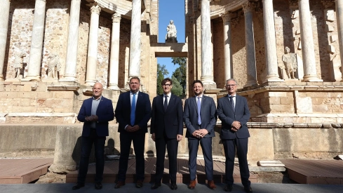 Los alcaldes de Mérida y Tarragona han firmado un convenio de colaboración para la conservación de sus teatros romanos. / LP Los alcaldes de Mérida y Tarragona han firmado un convenio de colaboración para la conservación de sus teatros romanos. / LP