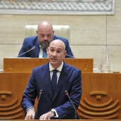 El portavoz parlamentario del PP, José Ángel Sánchez Juliá, en la tribuna de la Asamblea. / LP