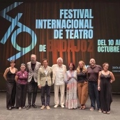 La presentación de esta edición contó con la directora del Cemart, Amparo Jiménez; el director artístico del festival, Eugenio Amaya; la directora del Teatro López de Ayala, Paloma Morcillo, y representantes de la ESAD y de Uapex. / LP