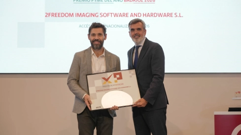 Premio Innovación para 2Freedom. Lo recoge Rubén Cabecera y lo entrega Adrián Urbano,