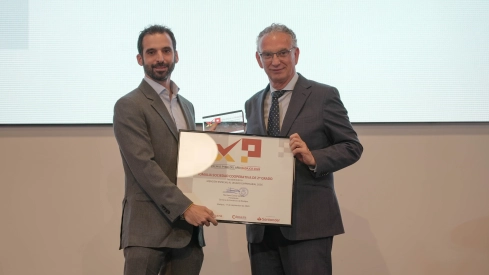 Premio Legado. Lo recoge Carlos Sánchez y lo entrega José Luis Quintana.