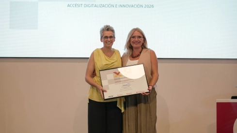 Premio Digitalización para Agrocentro Don Benito. Lo recoge María Barragán y lo entrega Francisca Silva.