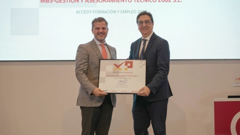 Premio Formación y empleo para MB3. Lo recoge Francisco Morcilo y lo entrega Javier Gijón.