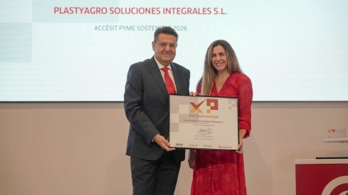 Premio Sostenibl. Lo recoge Bernardo Ruiz y lo entrega Laura Pascual.