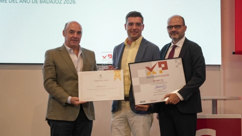 Premio Pyme. Lo recoge Cayetano López y lo entrega Mariano García y Justiniano Cortés.