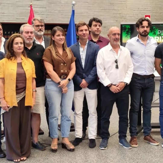 La consejera de Educación, Sandra Valencia, con representantes de PIDE, CSIF, ANPE y UGT, tras firmar el acuedo de mejoras retributivas y laborales de los docentes. / LP La consejera de Educación, Sandra Valencia, con representantes de PIDE, CSIF, ANPE y UGT, tras firmar el acuedo de mejoras retributivas y laborales de los docentes. / LP