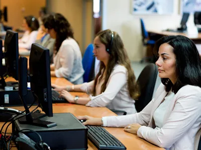 La Mesa de Contratación del Ayuntamiento de Cáceres ha propuesto la adjudicación a IGON CEE SL del contrato para prestar el Servicio de Teleasistencia Domiciliaria. / LP La Mesa de Contratación del Ayuntamiento de Cáceres ha propuesto la adjudicación a IGON CEE SL del contrato para prestar el Servicio de Teleasistencia Domiciliaria. / LP