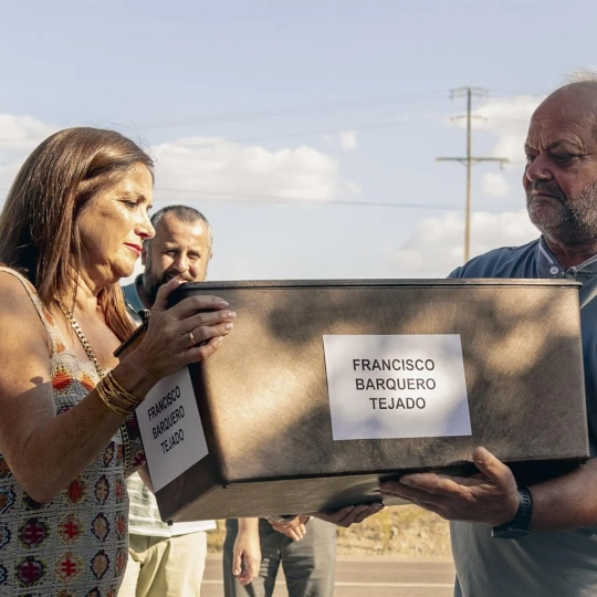 La consejera vasca de Justicia y el director de Gogora entregan a la familia los restos de Francisco Barquero Tejado. / EP
