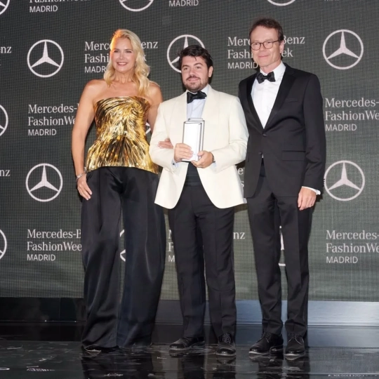 La firma extremeña Redondo Brand se ha llevado el Premio Mercedes-Benz a la Mejor Colección por La Doña. / LP
