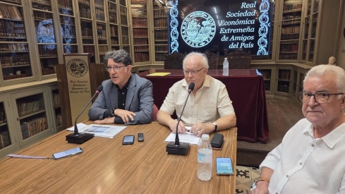 Florencio Monje, Lorenzo J. Blanco y Francisco Cuadros, este lunes en la sede de la Económica en Badajoz. / EP Florencio Monje, Lorenzo J. Blanco y Francisco Cuadros, este lunes en la sede de la Económica en Badajoz. / EP