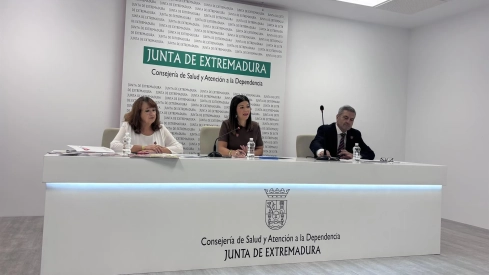 Encarna Solís, Virtudes Carrasco y Luis López, este lunes en rueda de prensa en Mérida. / LP Encarna Solís, Virtudes Carrasco y Luis López, este lunes en rueda de prensa en Mérida. / LP