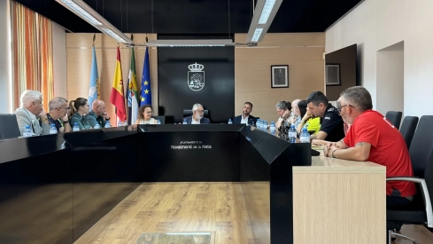 Junta Local de Seguridad, copresidida por el subdelegado del Gobierno en Cáceres, José Antonio García, y el primer teniente de alcalde de Navalmoral, Jesús Amor. / LP Junta Local de Seguridad, copresidida por el subdelegado del Gobierno en Cáceres, José Antonio García, y el primer teniente de alcalde de Navalmoral, Jesús Amor. / LP