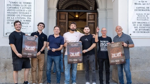 Zalake está encabezado por el veterano músico emeritense Carlinos Masegosa, al que acompañan Luis Rodríguez, a la guitarra; Daniel Jericó, a la batería, y Saúl Gentil, al bajo y coros. / LP Zalake está encabezado por el veterano músico emeritense Carlinos Masegosa, al que acompañan Luis Rodríguez, a la guitarra; Daniel Jericó, a la batería, y Saúl Gentil, al bajo y coros. / LP