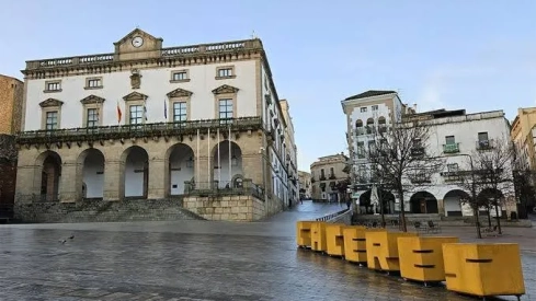 Fachada principal del Ayuntamiento de Cáceres que da a la Plaza Mayor. / CEDIDA Fachada principal del Ayuntamiento de Cáceres que da a la Plaza Mayor. / CEDIDA