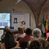 Bajo el título ‘El color y la materia’, Goded ha abordado durante su intervención la relación entre los textiles, las tintas naturales, el color y los diferentes procesos de creación. / LP Bajo el título ‘El color y la materia’, Goded ha abordado durante su intervención la relación entre los textiles, las tintas naturales, el color y los diferentes procesos de creación. / LP