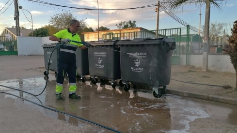 El dispositivo incluye más de 40 operarios para limpieza viaria, 300 contenedores y un servicio permanente en el recinto ferial entre el 1 y el 6 de octubre. / LP El dispositivo incluye más de 40 operarios para limpieza viaria, 300 contenedores y un servicio permanente en el recinto ferial entre el 1 y el 6 de octubre. / LP