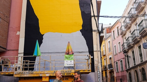 El mural podrá estar concluido a finales de esta semana en la fachada lateral de un edificio de la calle Parras junto al Gran Teatro. / LP El mural podrá estar concluido a finales de esta semana en la fachada lateral de un edificio de la calle Parras junto al Gran Teatro. / LP