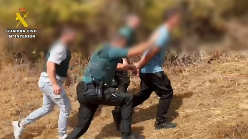 La Guardia Civil ha detenido este pasado martes, cerca de Guadalupe a tres ocupantes de un vehículo sustraído en Madrid. / LP La Guardia Civil ha detenido este pasado martes, cerca de Guadalupe a tres ocupantes de un vehículo sustraído en Madrid. / LP