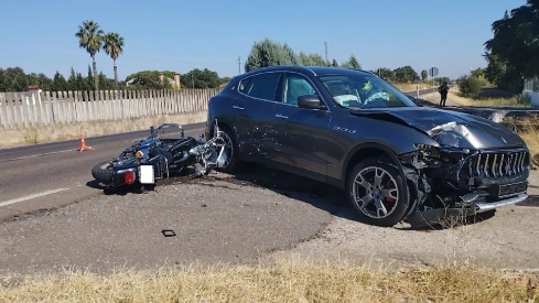 Motocicleta y vehículo implicados en el accidente donde ha muerto un hombre de 77 años en la carretera de Valverde. / GC Motocicleta y vehículo implicados en el accidente donde ha muerto un hombre de 77 años en la carretera de Valverde. / GC