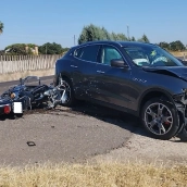 Motocicleta y vehículo implicados en el accidente donde ha muerto un hombre de 77 años en la carretera de Valverde. / GC Motocicleta y vehículo implicados en el accidente donde ha muerto un hombre de 77 años en la carretera de Valverde. / GC