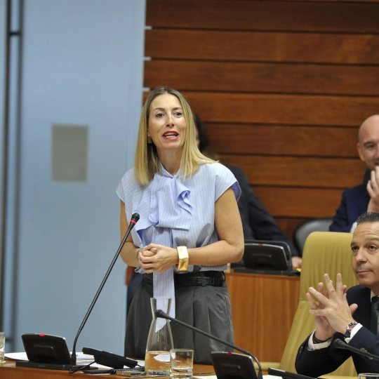 La presidenta de la Junta, María Guardiola, responde a una pregunta del PSOE en el pleno celebrado este jueves en la Asamblea. / LP La presidenta de la Junta, María Guardiola, responde a una pregunta del PSOE en el pleno celebrado este jueves en la Asamblea. / LP