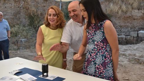 Pedro Dámaso, del Consorcio, Nuria Lera, de Correos, y Pilar Amor, del Ayuntamiento de Mérida, en el matasellado del sello de Medusa. / AG Pedro Dámaso, del Consorcio, Nuria Lera, de Correos, y Pilar Amor, del Ayuntamiento de Mérida, en el matasellado del sello de Medusa. / AG