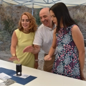 Pedro Dámaso, del Consorcio, Nuria Lera, de Correos, y Pilar Amor, del Ayuntamiento de Mérida, en el matasellado del sello de Medusa. / AG