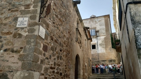 Grupo de turistas en una excursión por el centro histórico de Cáceres. / LP Grupo de turistas en una excursión por el centro histórico de Cáceres. / LP
