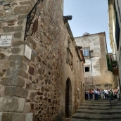 Grupo de turistas en una excursión por el centro histórico de Cáceres. / LP