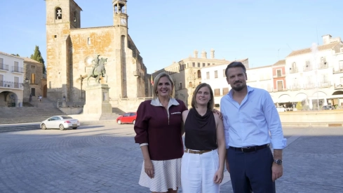 Elena Manano y Abel Bautista entre la nueva candidata del PP en Trujillo, Rosa Álvarez. / LP Elena Manano y Abel Bautista entre la nueva candidata del PP en Trujillo, Rosa Álvarez. / LP