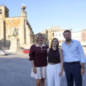 Elena Manano y Abel Bautista entre la nueva candidata del PP en Trujillo, Rosa Álvarez. / LP Elena Manano y Abel Bautista entre la nueva candidata del PP en Trujillo, Rosa Álvarez. / LP