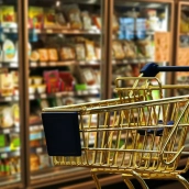 El análisis de la OCU muestra que los productos incluidos en su cesta cuestan actualmente un 39,5% más que en 2021. / LP