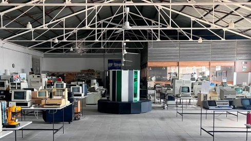 El Museo de Historia de la Computación de Majadas de Tiétar ha presentado este sábado una réplica a tamaño real del Cray-1. / LP