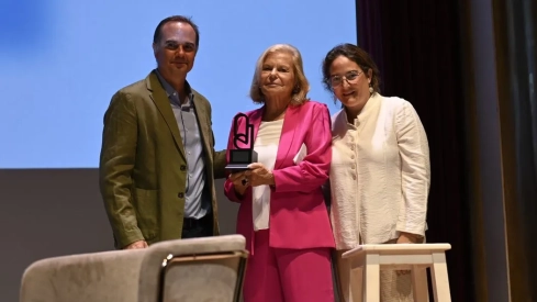 La escritora Carme Riera ha recibido este sábado el Premio Escribidores a la Trayectoria durante la clausura del festival en el Teatro Capitol de Cáceres. / LP