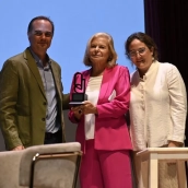 La escritora Carme Riera ha recibido este sábado el Premio Escribidores a la Trayectoria durante la clausura del festival en el Teatro Capitol de Cáceres. / LP La escritora Carme Riera ha recibido este sábado el Premio Escribidores a la Trayectoria durante la clausura del festival en el Teatro Capitol de Cáceres. / LP