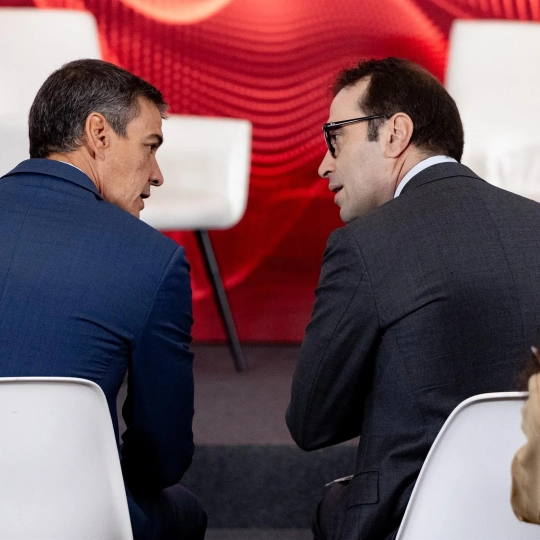 El presidente del Gobierno, Pedro Sánchez y el ministro de economía, el extremeño Carlos Cuerpo. / LP