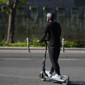 Los conductores de patinte deberán tener más de 15 años y llevar casco. / LP Los conductores de patinte deberán tener más de 15 años y llevar casco. / LP