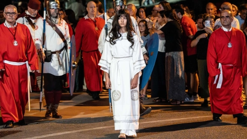 El Vía Martyrum de Santa Eulalia volvió a recorrer la noche del sábado las calles de Mérida. / Aytomerida