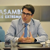 El director general de Función Pública, Hugo Curiel, este lunes en su comparecencia en la Asamblea. / LP