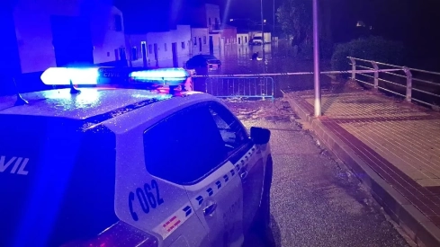 Corte de Peleas, anoche, donde el desbordamiento del arroyo de la Garandina inundó varias calles y obligó a evacuar a 17 personas. / GC